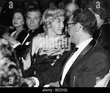 Starlet Marilyn Monroe mit Ehemann Arthur Miller in seinem Stück "A View from the Bridge" Stockfoto