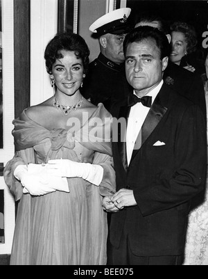 Liz Taylor und Ehemann Mike Todd kommen bei einer premiere Stockfoto