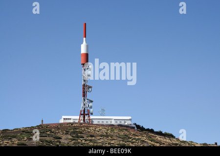 Broadcast Antenne oben auf einem Berg Stockfoto