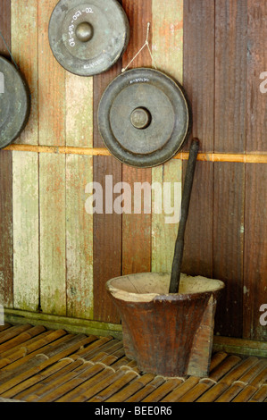 Bidayuh Longhouse Gemeinschaftsterrasse mit Gongs Stößel & Mörtel auf Sarawak Cultural Village in der Nähe von Kuching Sarawak Malaysia Borneo Stockfoto