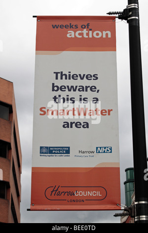 Ein Banner von Harrow Rat beraten Diebe, dass "dies ein SmartWater Gebiet nahe dem Zentrum von Harrow, UK ist". August 2009 Stockfoto