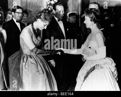 Schauspielerin Sophia Loren treffen Prinzessin Margaret bei der Premiere von "The Key" Stockfoto