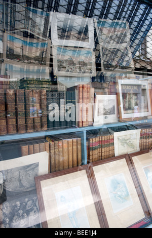 Reflexionen im Fenster eines antikes Buch-Shops in Tours, Frankreich Stockfoto