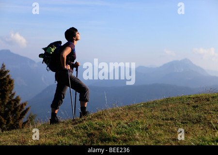 Wanderer genießen die Sonne auf einer Alm, Zwieselalm, Salzkammergut, Oberösterreich, Österreich Stockfoto