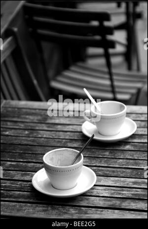 SCHWARZ / WEIß BILD LEER KAFFEE TASSEN AUF CAFE TISCH IN SPITALFIELDS Stockfoto