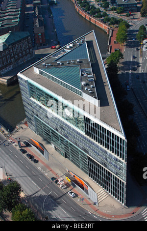 Modernes Bürogebäude Deichtorcenter mit ZDF-Büro in der Rückseite eines Kanals und die historische Speicherstadt, c Stockfoto