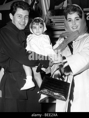 Liz Taylor am Flughafen mit Ehemann Eddie Fisher und Tochter Stockfoto