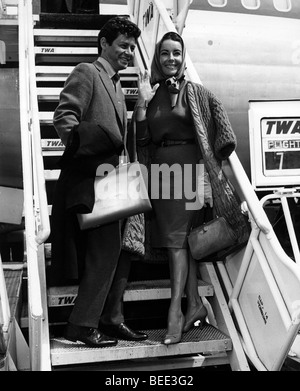 Elizabeth Taylor einsteigen in ein Flugzeug mit Ehemann Eddie Fisher Stockfoto