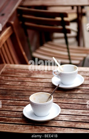 SCHWARZ / WEIß BILD LEER KAFFEE TASSEN AUF CAFE TISCH IN SPITALFIELDS Stockfoto