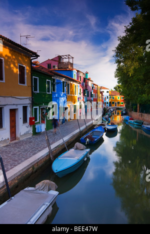 Vertikale Ansicht unten einen ruhigen Kanal, Straße auf der Insel Burano Italien Stockfoto