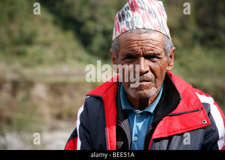 Annapurnas, Nepal - 5. April 2008. Nepali Greis mit traditionellen Hut ruht auf steilen Weg Stockfoto