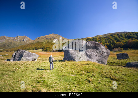 Ein einsamer Wanderer in das Urstromtal der "Fontaine Salée" (Puy de Dôme). Randonneur Dans la Vallée De La Fontaine Salée. Stockfoto