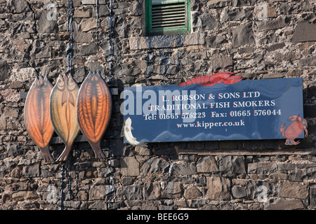 Traditionelle Fisch Raucher anmelden Räucherei produzierenden Bückling im Dorf zu bauen. Craster, Northumberland, England, UK Stockfoto