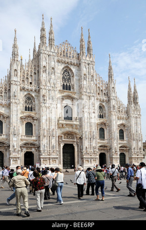 Touristen und Besucher sehen die Westfassade der gotischen Kathedrale il Duomo di Milano Mailand Italien Stockfoto