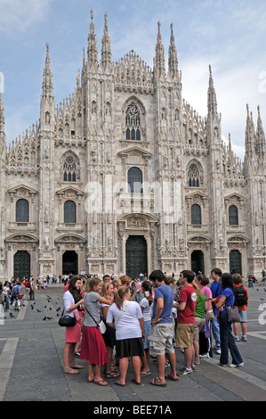 Gruppe von Studenten hören vor il Duomo di Milano Dom Mailand Italien führen Stockfoto