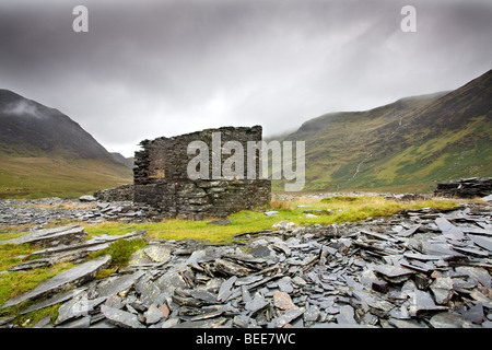 Die Überreste der verlassenen Llyn Cwmorthin Slate Mine hoch über Blaenau Ffestiniog in Snowdonia, Nordwales. Stockfoto