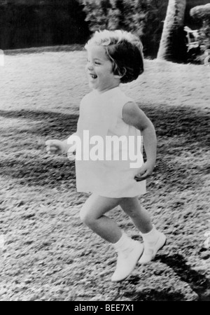 Caroline Kennedy Young laufen auf dem Hof Stockfoto