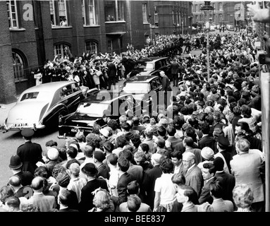 Eine Menschenmenge versammelt sich um US-Präsident John f. Kennedy während eines Besuchs in London für die Taufe seiner Nichte 1961 zu sehen. Stockfoto
