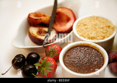 Desserts und Obst auf weißem Hintergrund Stockfoto