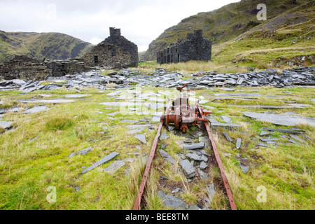 Die Überreste der verlassenen Rhosydd Schieferbergwerk hoch oben Llyn Cwmorthin mine und Blaenau Ffestiniog in Snowdonia, Nordwales. Stockfoto