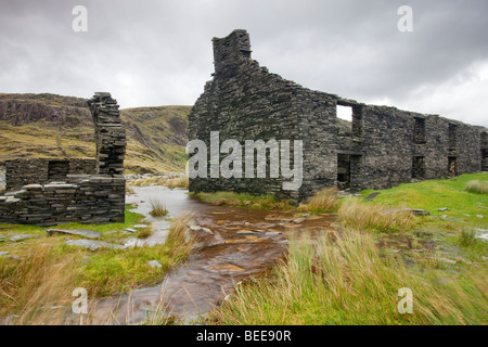 Die Überreste der verlassenen Rhosydd Schieferbergwerk hoch oben Llyn Cwmorthin mine und Blaenau Ffestiniog in Snowdonia, Nordwales. Stockfoto