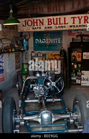 Ein Auto durchläuft eine vollständige Wiederherstellung in einer kleinen Garage in England Stockfoto