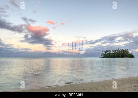 Tropical Island am Horizont von Muri Beach auf Rarotonga in Cook-Inseln in der Südsee gesehen Stockfoto