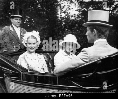 Grace Kelly, Fürstin von Monaco, links, in einer Pferdekutsche. Stockfoto