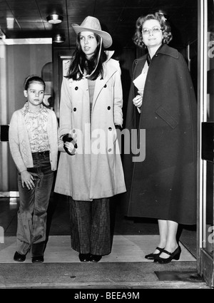 Grace Kelly, rechts, Fürstin von Monaco, mit ihren Töchtern Stéphanie, links, und Caroline. Stockfoto