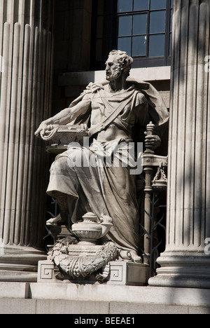 Statue außerhalb 10 Trinity Square London EC3 Stockfoto