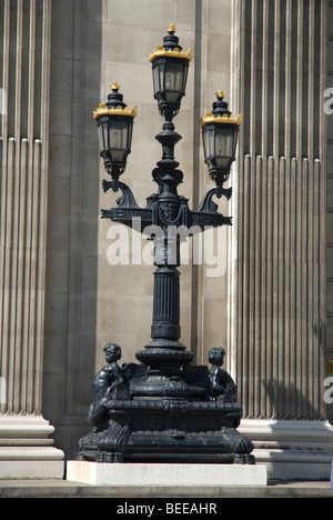 Lampen außen 10 Trinity Square London EC3 Stockfoto