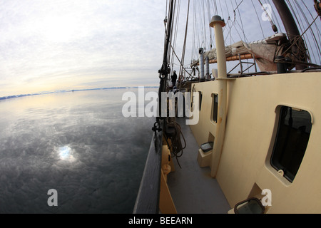 Eine hoch Segelschiff driftet in die friedliche, ruhige arktischen Ozean vor der Küste von Spitzbergen Stockfoto