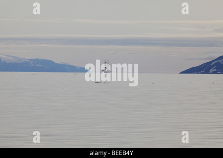 Eine hoch Segelschiff driftet in die friedliche, ruhige arktischen Ozean vor der Küste von Spitzbergen Stockfoto