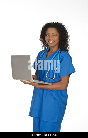 Schöne afrikanische amerikanische Arzt oder eine Krankenschwester hält einen Laptop-computer Stockfoto