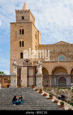 Treppe vor dem Dom von Cefalu, Sizilien, Italien, Südeuropa Stockfoto