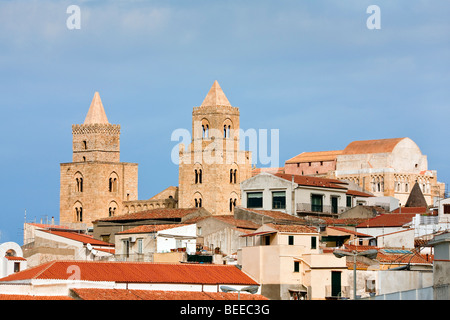 Türme der Kathedrale und der Altstadt von Cefalù, Sizilien, Italien, Südeuropa Stockfoto