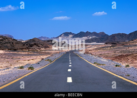 Geraden Straße die Wüste Sinai-Ägypten-Nordafrika Stockfoto