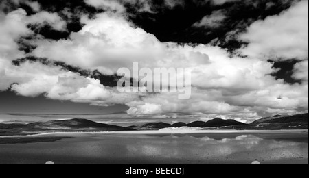 Wolken über Luskentire Strand, Isle of Harris, Äußere Hebriden, Schottland. Panoramablick. Schwarz und Weiß Stockfoto