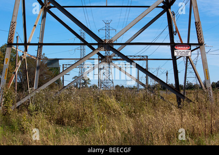 Ein Herbst Schuss der Stadtwerke elektrische Sendemasten. Die Stahlmasten sind in das Land. Stockfoto