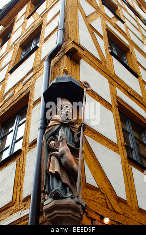 Statue eines Heiligen auf ein Fachwerkhaus, Nürnberg, Middle Franconia, Bayern, Deutschland, Europa Stockfoto