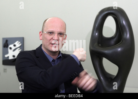 Oliver Kornhoff, Direktor des Arp-Museum Remagen Rolandseck, Bronzeskulptur von Hans Arp an zurück mit dem Titel "Ptolemaeus ich" von Stockfoto