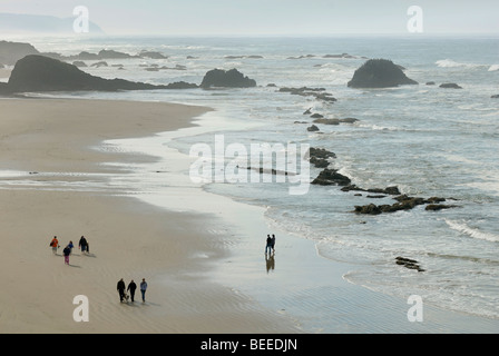 Pazifikküste mit Menschen zu Fuß auf einem Strand in der Nähe von Newport, Hintergrundbeleuchtung, Oregon, USA Stockfoto