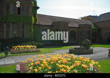 Frühling-Bettwäsche anzeigen außerhalb der alten Bibliothek in Taunton, Somerset, England, UK Stockfoto