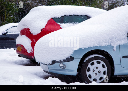 Geparkte Autos mit frischem Schnee bedeckt Stockfoto