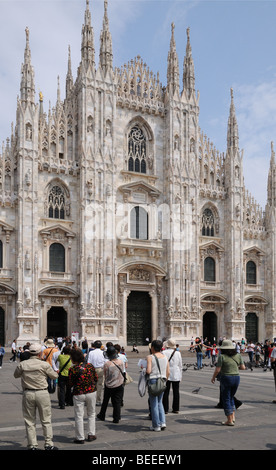 Touristen und Besucher sehen die Westfassade der gotischen Kathedrale il Duomo di Milano Mailand Italien Stockfoto