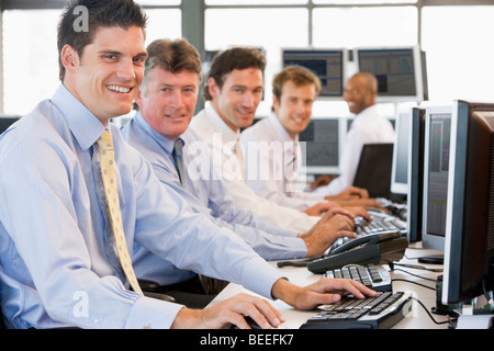 Aktienhändler bei der Arbeit Stockfoto