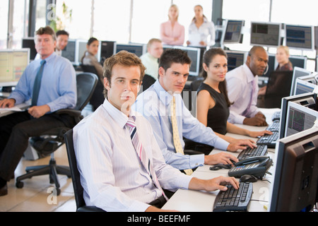 Blick auf belebten Aktienhändler Büro Stockfoto