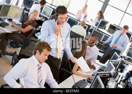 Blick auf belebten Aktienhändler Büro Stockfoto