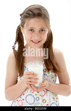 Studioportrait of Smiling Girl Holding Glas Milch Stockfoto