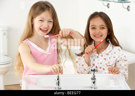 Zwei junge Mädchen Zähneputzen am Waschbecken Stockfoto